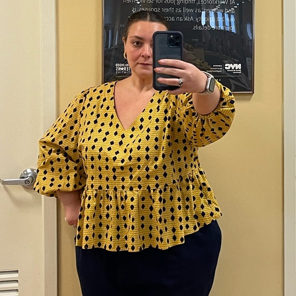 ELOQUII Elements Women's Plus Size Puff Sleeve Geo Print Peplum Top - Picture 2 of 4